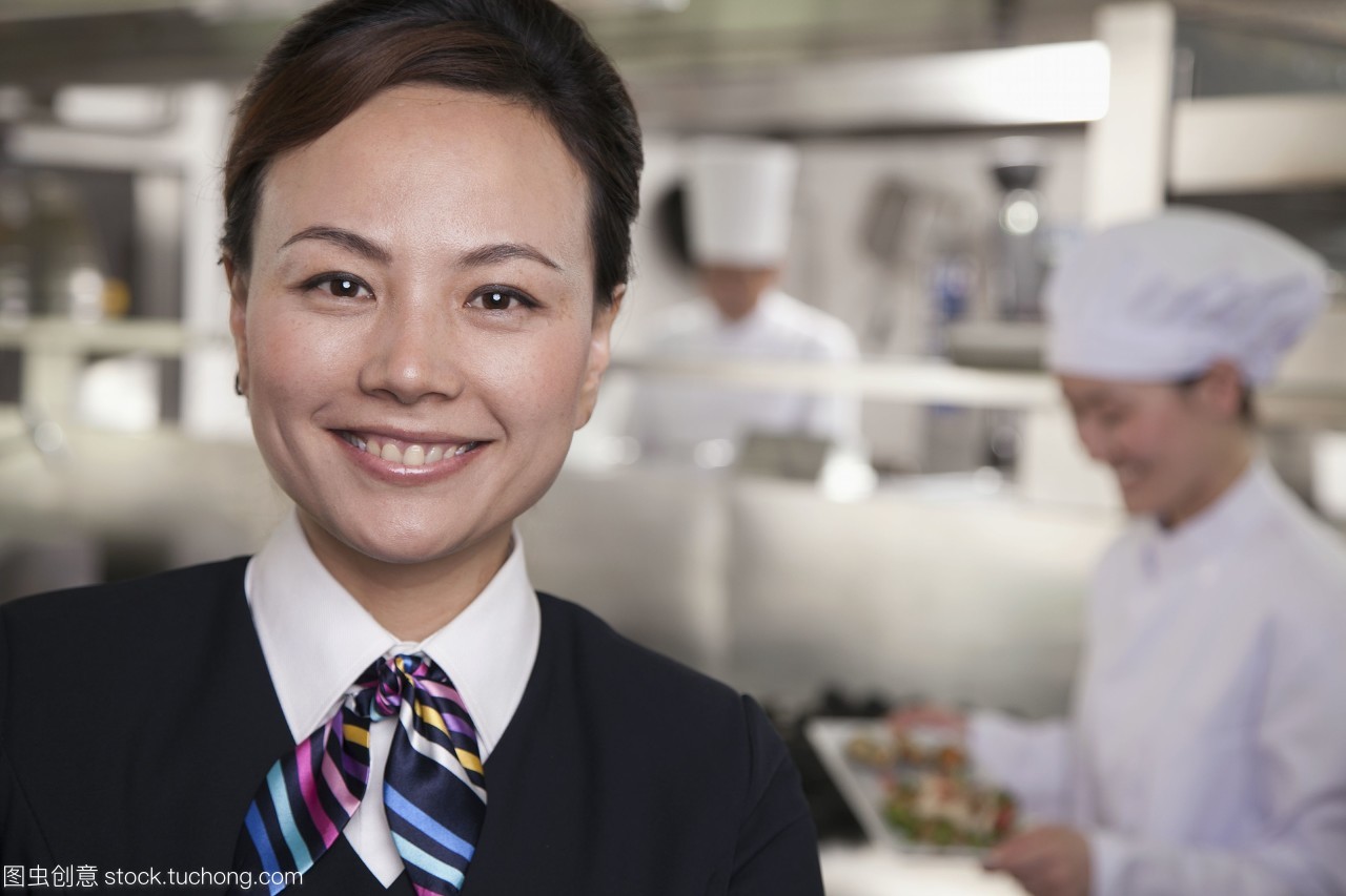 一個工業(yè)廚房的餐廳女服務(wù)員